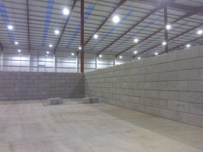 Duo block walls turning an internal corner to form a warehouse bay