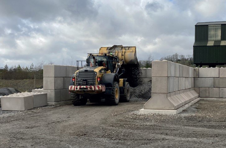 Loading shovel working between Legato block material bays at an asphalt plant