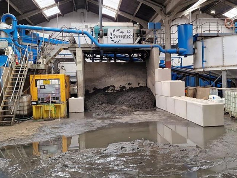 Legato blocks forming a low segregation bay in a wet recycling plant