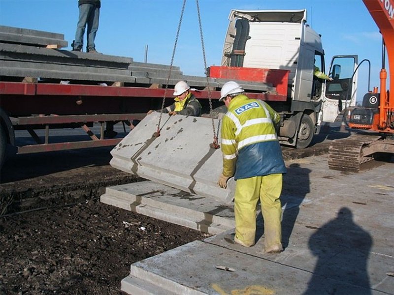 How do concrete slabs protect gas mains