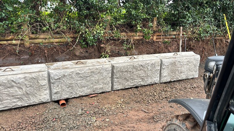 Decorative Vee-Rock precast concrete walling installation
